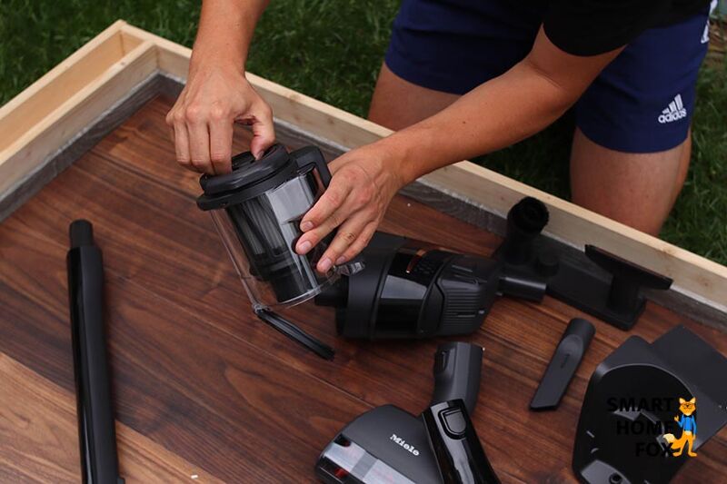 Das Entleeren des Schmutzbehälters des Miele Triflex HX2